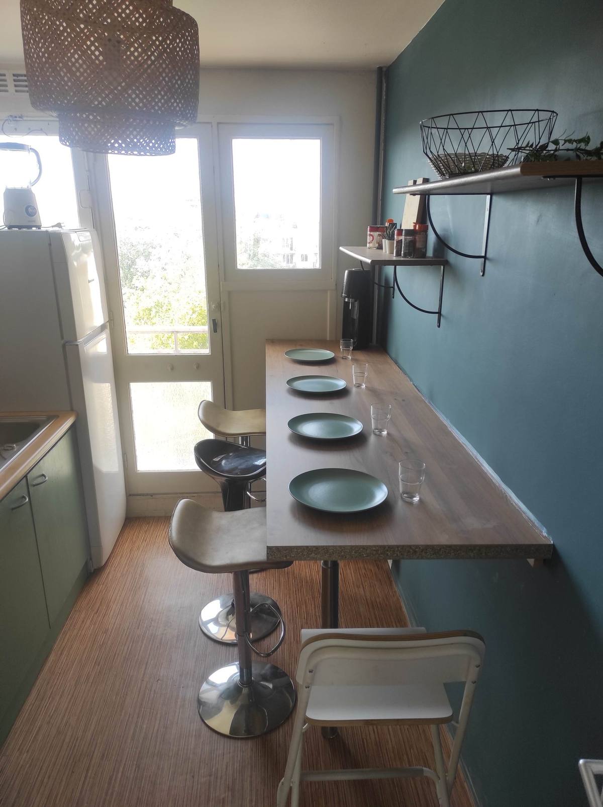 Cuisine équipée avec table-bar conviviale